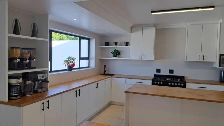 9 Bedroom Property for Sale in Westcliff Western Cape